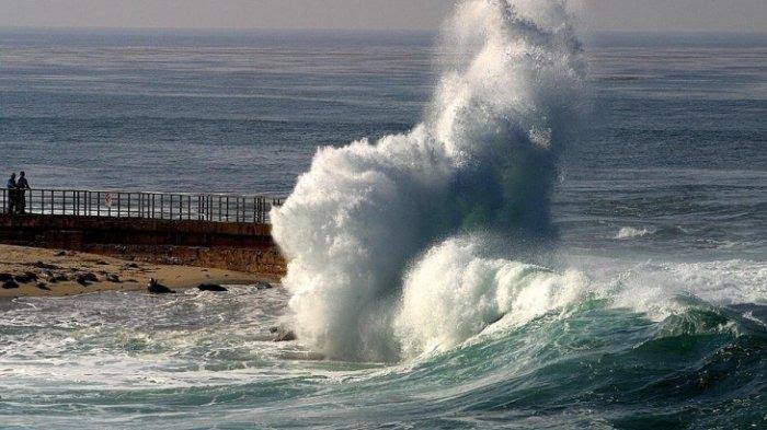 Ilustrasi gelombang tinggi berpotensi melanda laut Batam (foto/int)